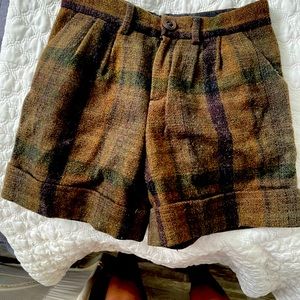 Beautiful wool shorts, high waist style.